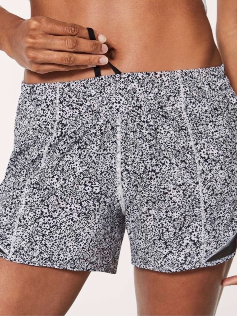 Lululemon Hotty Hot Short II 4 inch Ditsy Daisy White/Black (tall)